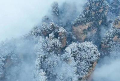 張家界再迎春雪，千峰沐雪如仙境