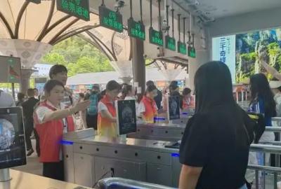 2025年火爆“五一”假期，張家界口岸出入境旅客超9100人次